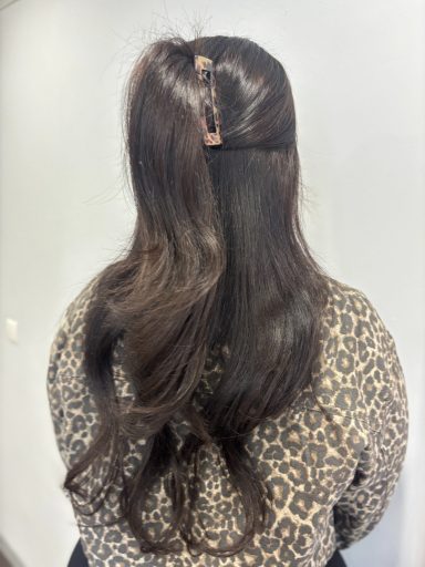 Langes, gewelltes Haar mit einem Haarclip, Blick von hinten.